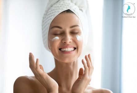 Dùng kem dưỡng ẩm dạng đặc hơn khi chăm sóc da mùa đông